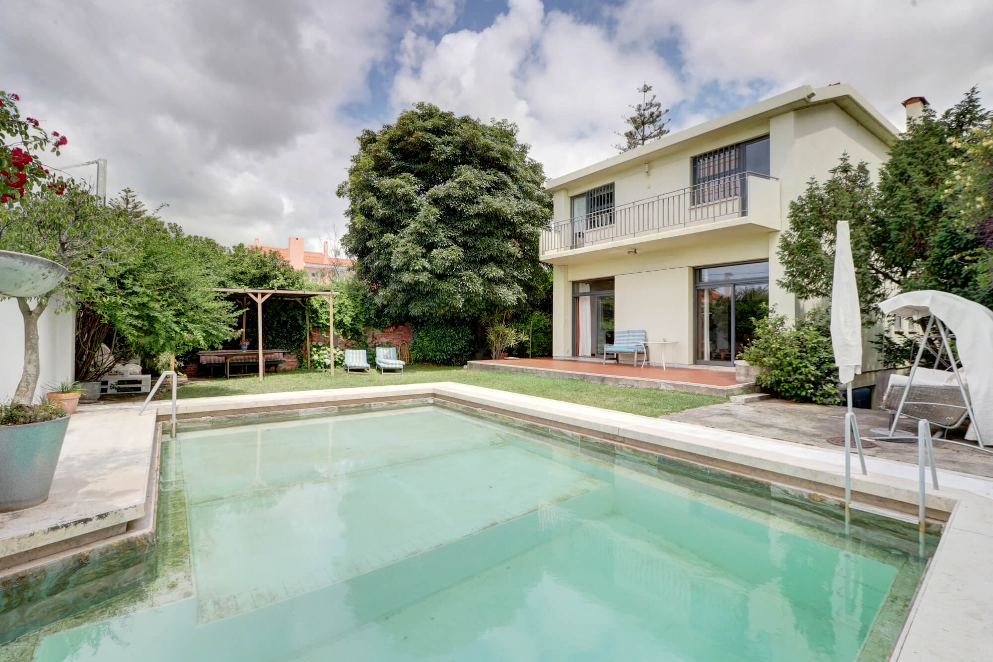 Moradia | 6 Quartos | Jardim | Piscina | Estacionamento | Parede – Cascais